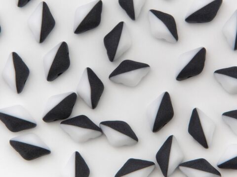 BLACK/WHITE OPAQUE MAT